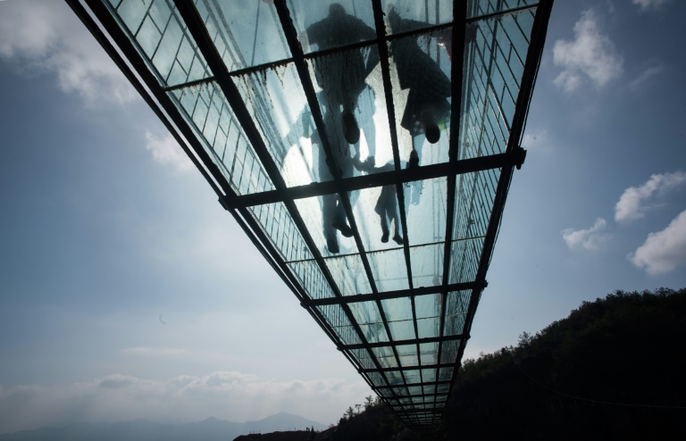 En Chine, vertige et émotions fortes sur un pont suspendu en verre