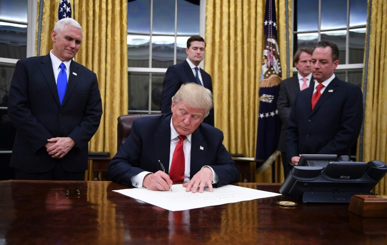 USA: Trump s'installe à la Maison Blanche et signe son 1er décret